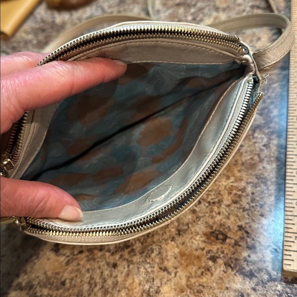 HOBO LEATHER Elegant Cream Shoulder Bag - Picture 12 of 14